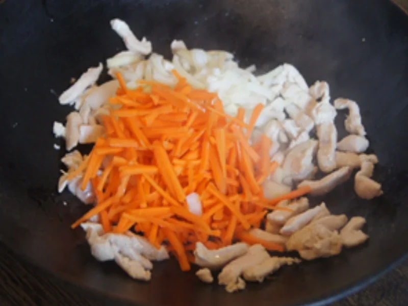 Asiatische Nudeln mit Hähnchenbrustfilet, Gemüse und Ei - Rezept - Bild Nr. 12