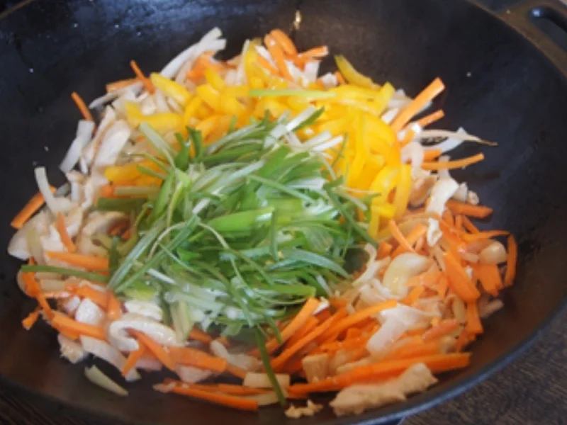 Asiatische Nudeln mit Hähnchenbrustfilet, Gemüse und Ei - Rezept - Bild Nr. 13