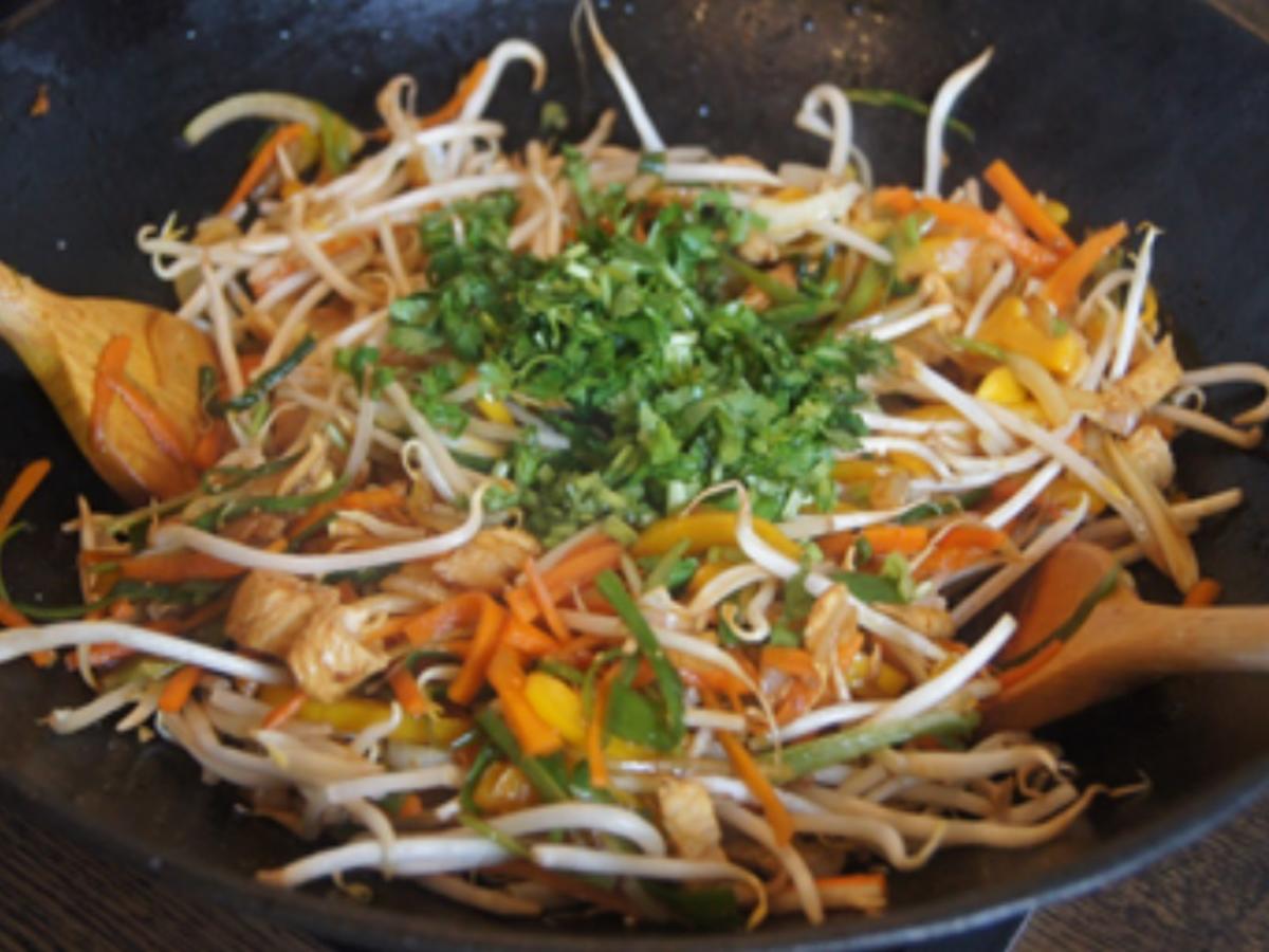 Asiatische Nudeln mit Hähnchenbrustfilet, Gemüse und Ei - Rezept - Bild Nr. 15