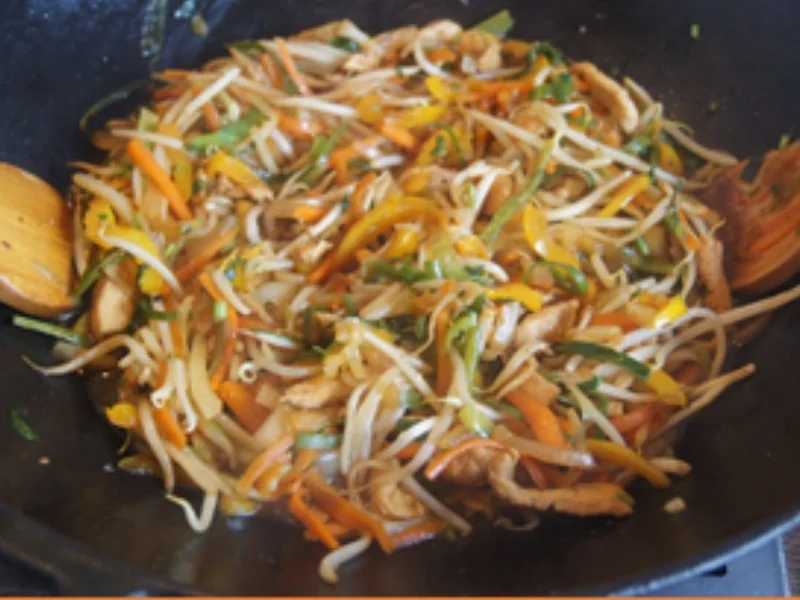 Asiatische Nudeln mit Hähnchenbrustfilet, Gemüse und Ei - Rezept - Bild Nr. 16
