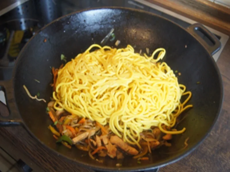 Asiatische Nudeln mit Hähnchenbrustfilet, Gemüse und Ei - Rezept - Bild Nr. 17