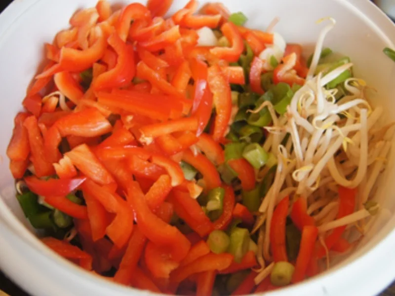 Rezept: Sprossensalat mit Paprika und Frühlingszwiebeln Bild Nr. 4 Sprossensalat mit Paprika und Frühlingszwiebeln - Rezept - Bild Nr. 4