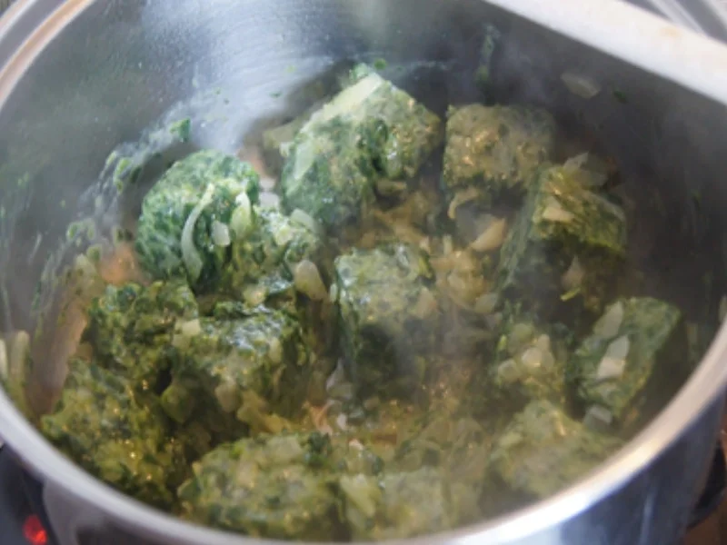 Rezept: Würziger Rahmspinat mit Kartoffeln und Spiegeleiern Bild Nr. 7 Würziger Rahmspinat mit Kartoffeln und Spiegeleiern - Rezept - Bild Nr. 7