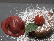 Rezept: Schokoladensoufflรฉ mit Cassis-Eis Bild Nr. 2 Schokoladensoufflรฉ mit Cassis-Eis - Rezept - Bild Nr. 2