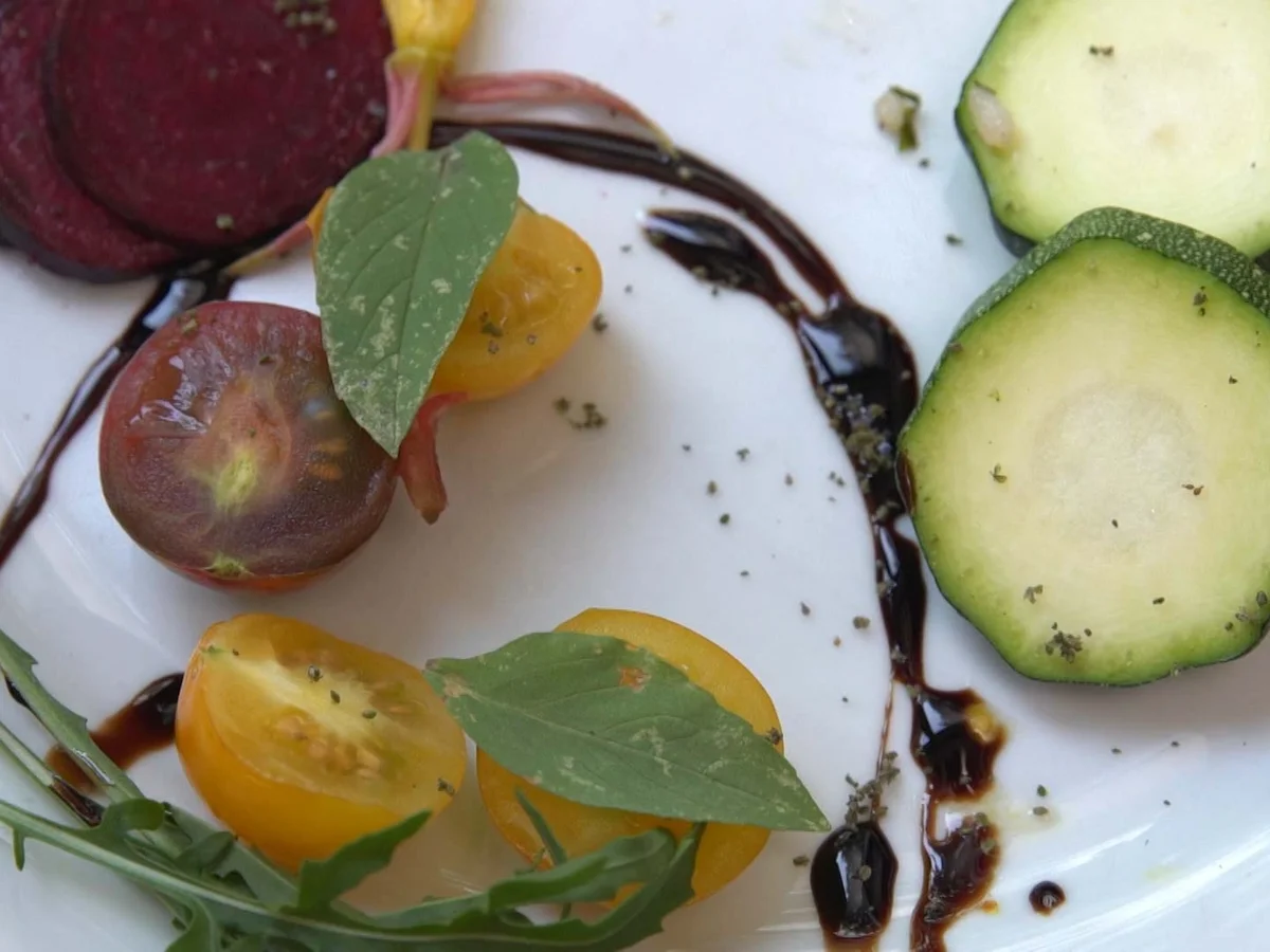 Bunter Vorspeisenteller mit selbstgepflückten Gartenwundern - Rezept - Bild Nr. 2