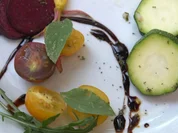 Bunter Vorspeisenteller mit selbstgepflückten Gartenwundern - Rezept - Bild Nr. 2