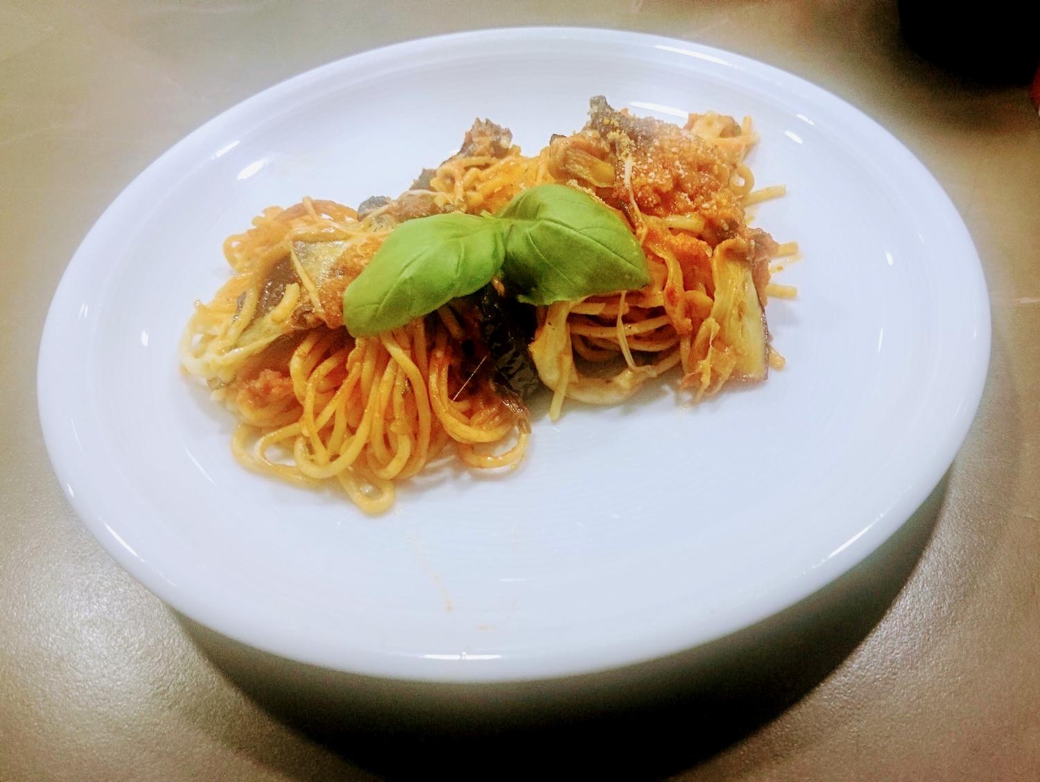 Spaghetti con melanzane alla parmigiana - Überbackene Spaghetti mit ...