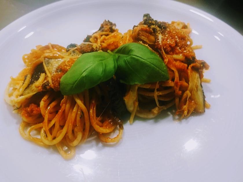 Spaghetti con melanzane alla parmigiana Überbackene Spaghetti mit ...