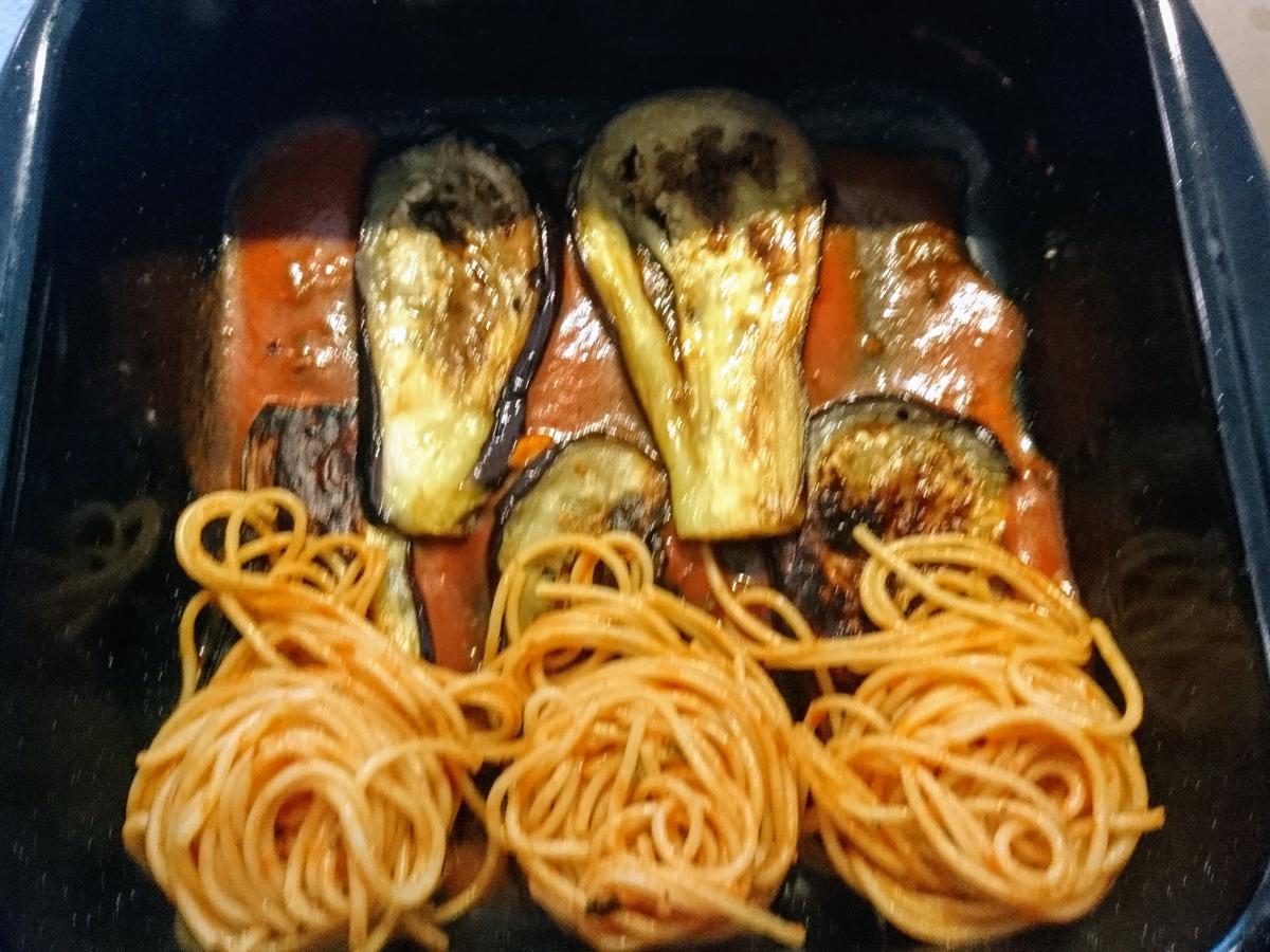 Spaghetti con melanzane alla parmigiana Überbackene Spaghetti mit ...