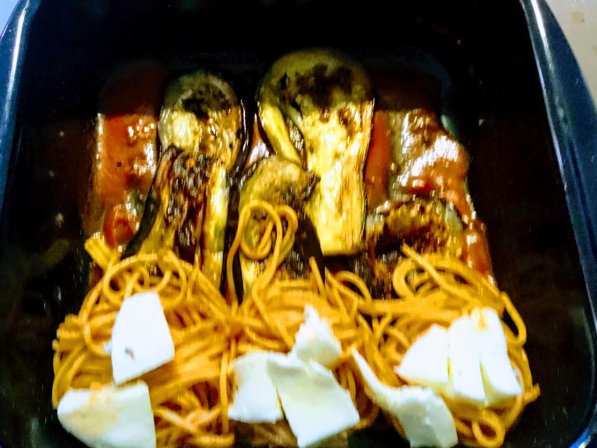 Spaghetti con melanzane alla parmigiana Überbackene Spaghetti mit ...