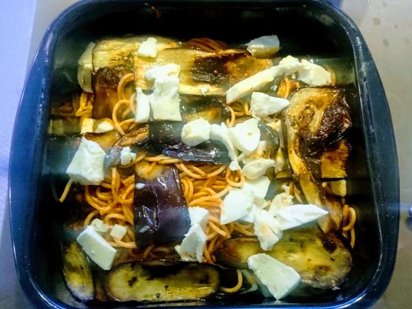 Spaghetti con melanzane alla parmigiana Überbackene Spaghetti mit ...