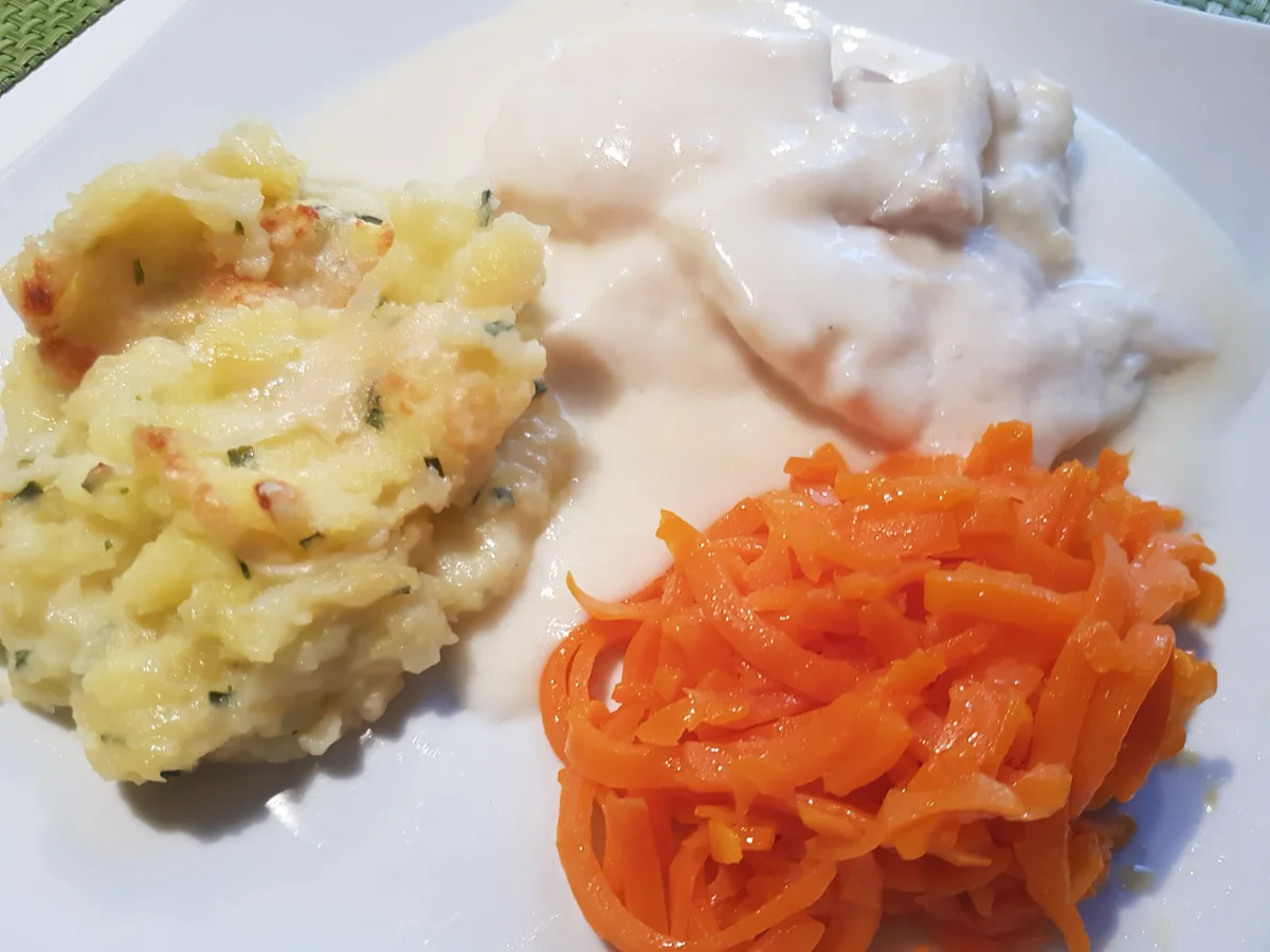 Kabeljau in Weißweinsoße, gratinierter Kartoffelstampf und Möhren-Raspeln - Rezept - Bild Nr. 11242