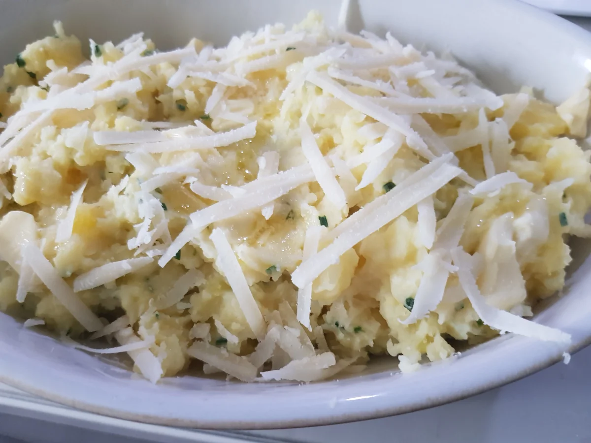 Kabeljau in Weißweinsoße, gratinierter Kartoffelstampf und Möhren-Raspeln - Rezept - Bild Nr. 11247