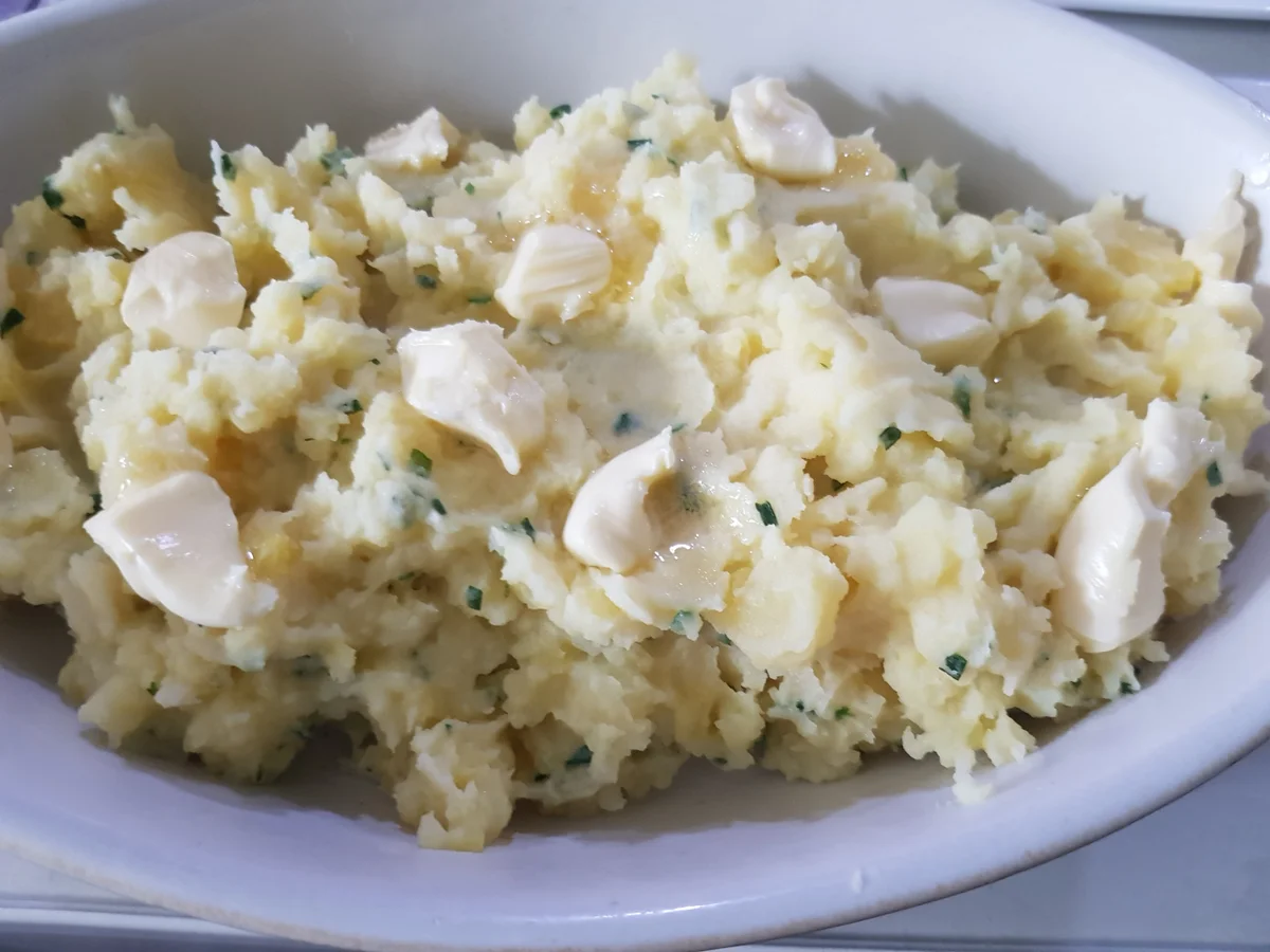 Kabeljau in Weißweinsoße, gratinierter Kartoffelstampf und Möhren-Raspeln - Rezept - Bild Nr. 11248