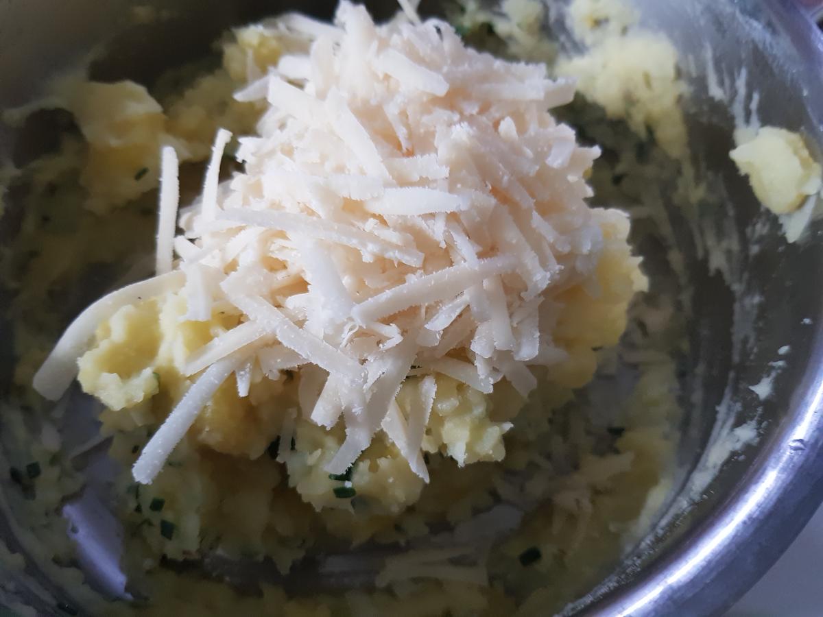 Kabeljau in Weißweinsoße, gratinierter Kartoffelstampf und Möhren-Raspeln - Rezept - Bild Nr. 11249