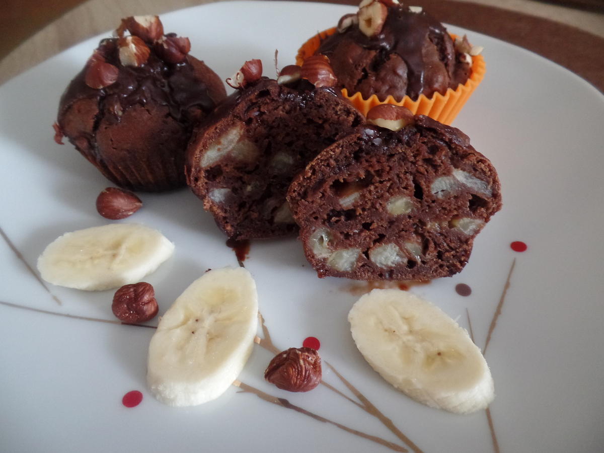 Bananen -Schokoladen-Muffins mit Kakao-Puderzucker-Glasur und Haselnüssen - Rezept - Bild Nr. 11258