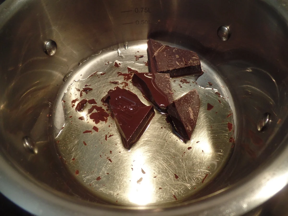 Bananen -Schokoladen-Muffins mit Kakao-Puderzucker-Glasur und Haselnüssen - Rezept - Bild Nr. 11259