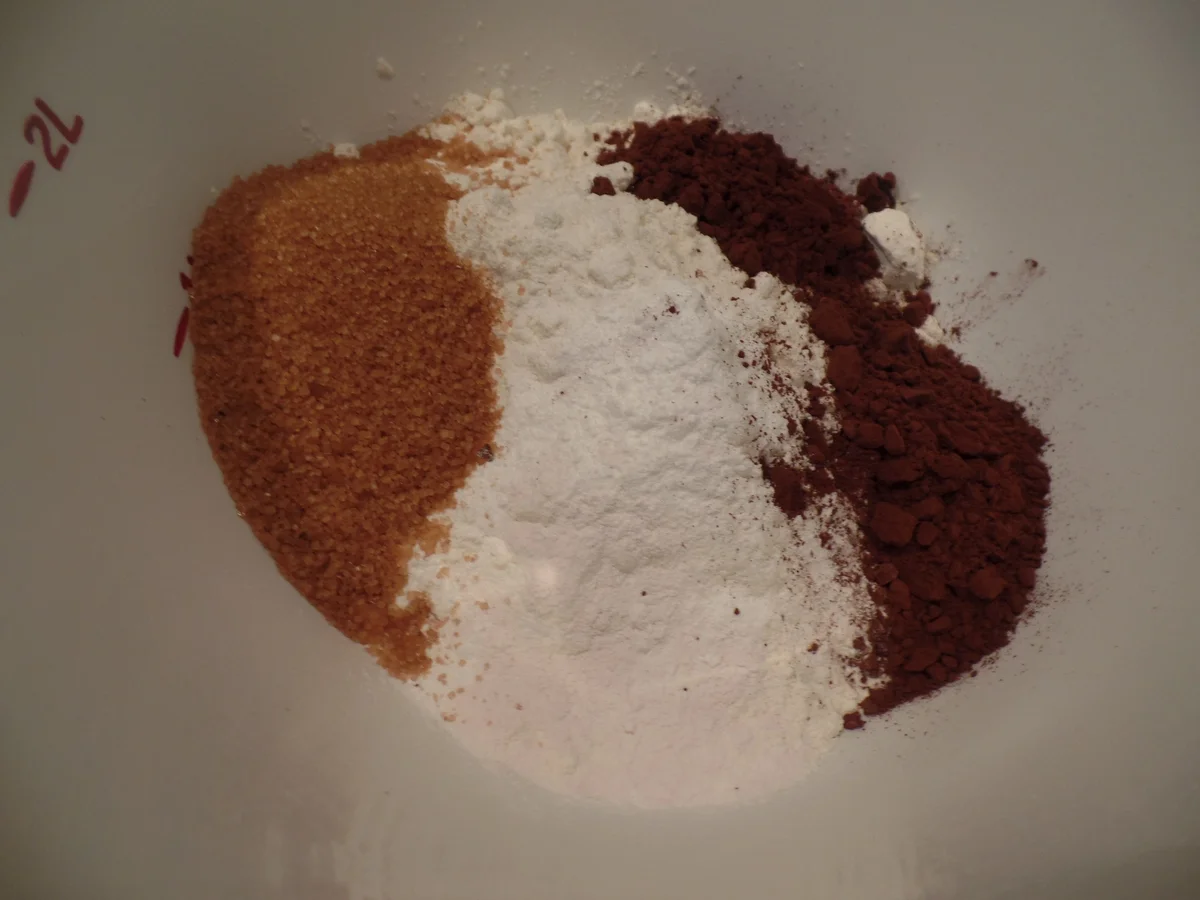 Bananen -Schokoladen-Muffins mit Kakao-Puderzucker-Glasur und Haselnüssen - Rezept - Bild Nr. 11265