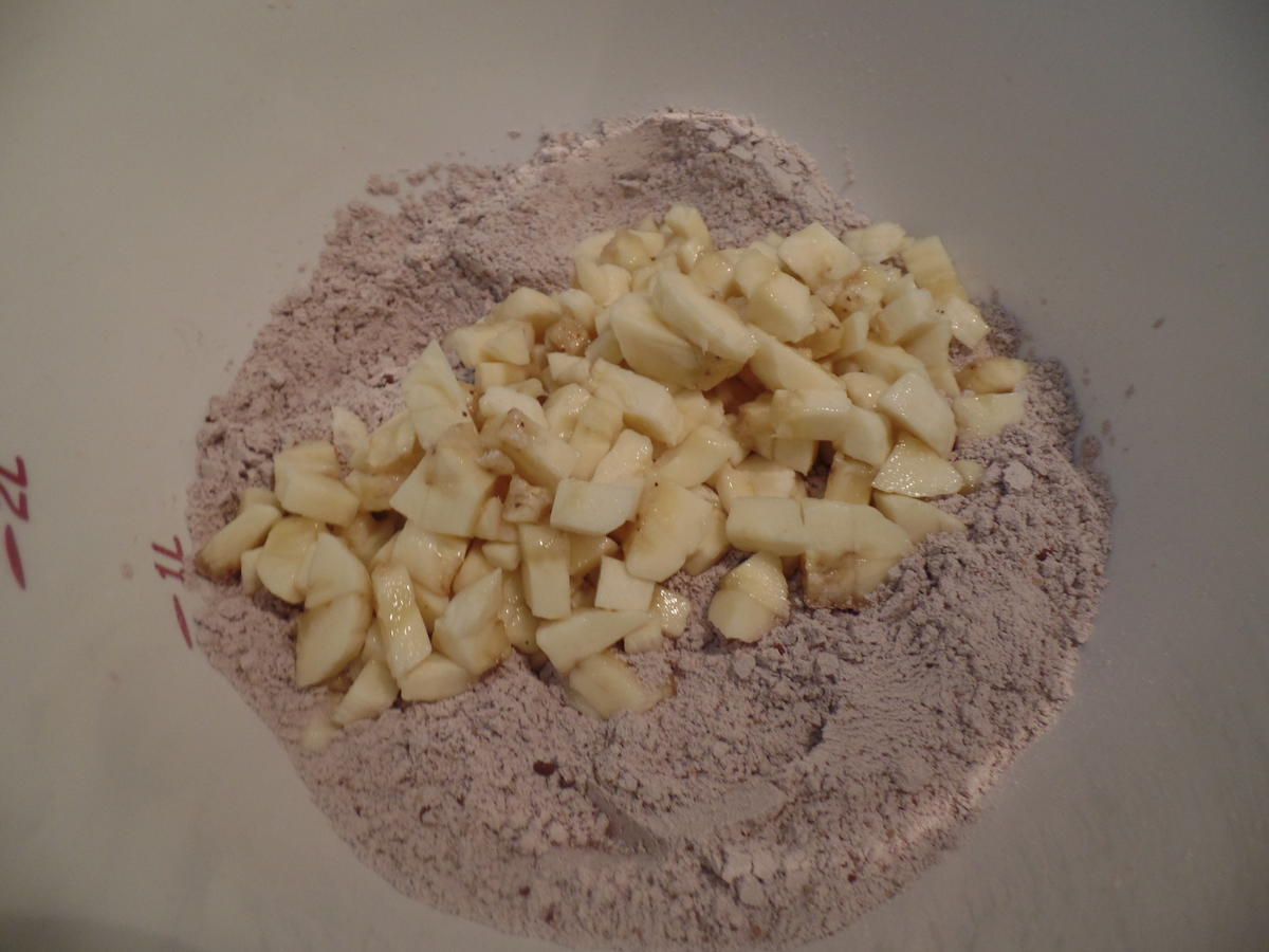 Bananen -Schokoladen-Muffins mit Kakao-Puderzucker-Glasur und Haselnüssen - Rezept - Bild Nr. 11267