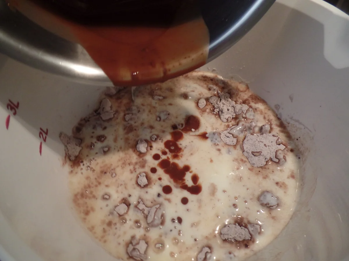 Bananen -Schokoladen-Muffins mit Kakao-Puderzucker-Glasur und Haselnüssen - Rezept - Bild Nr. 11270