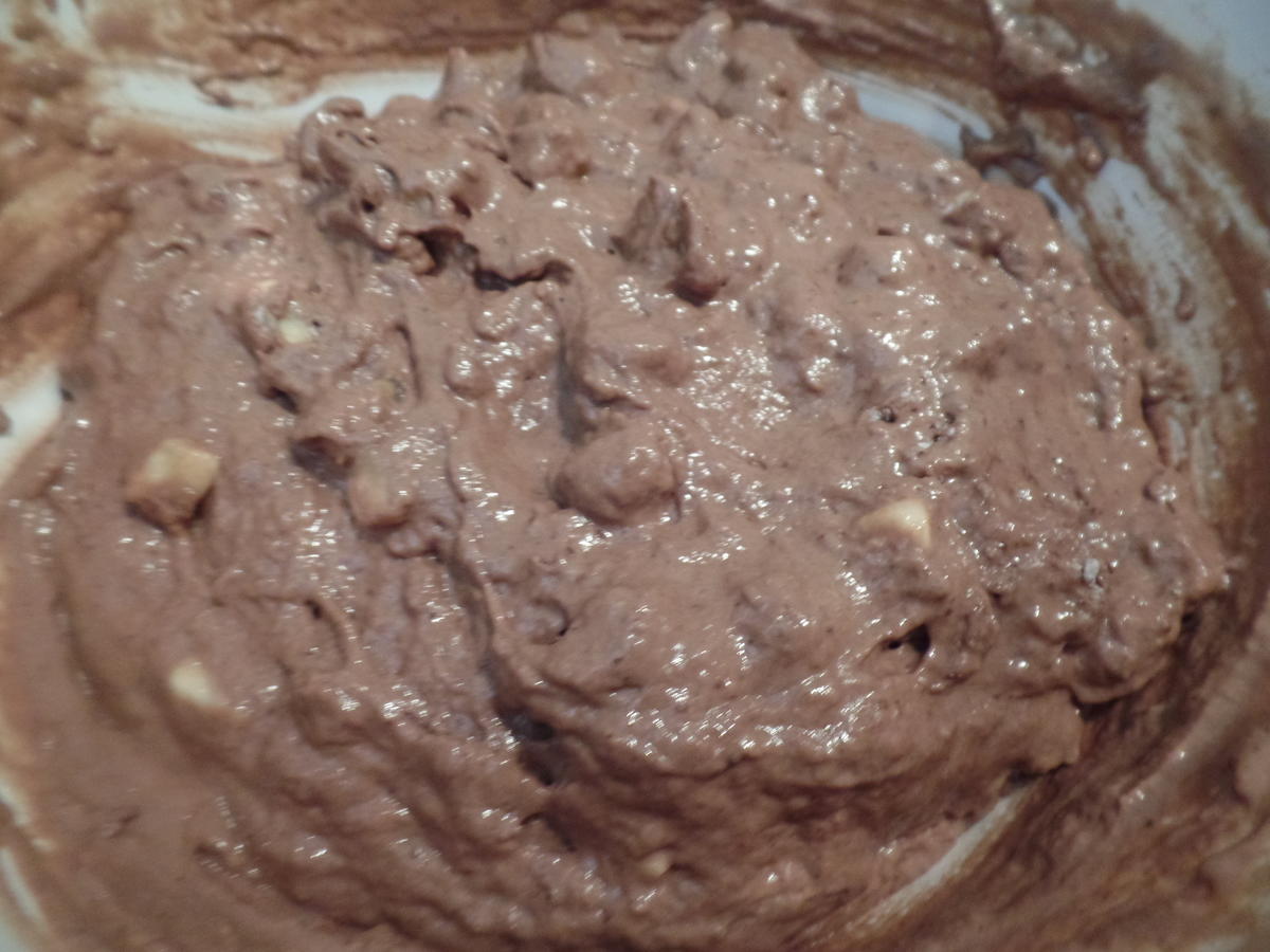 Bananen -Schokoladen-Muffins mit Kakao-Puderzucker-Glasur und Haselnüssen - Rezept - Bild Nr. 11271