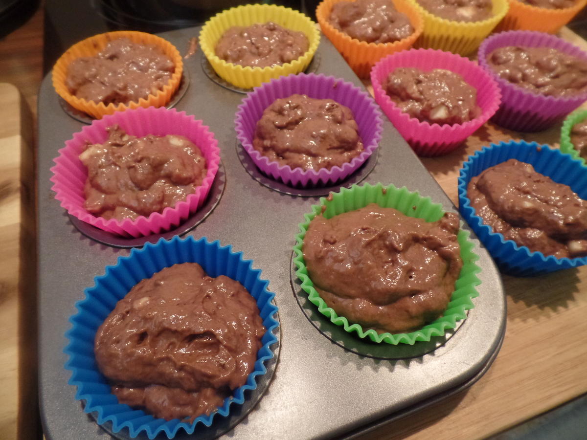 Bananen -Schokoladen-Muffins mit Kakao-Puderzucker-Glasur und Haselnüssen - Rezept - Bild Nr. 11272
