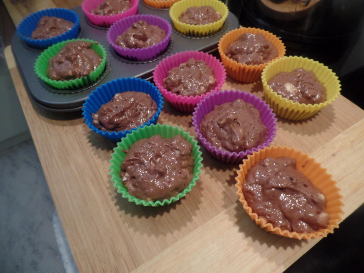 Bananen -Schokoladen-Muffins mit Kakao-Puderzucker-Glasur und Haselnüssen - Rezept - Bild Nr. 11273