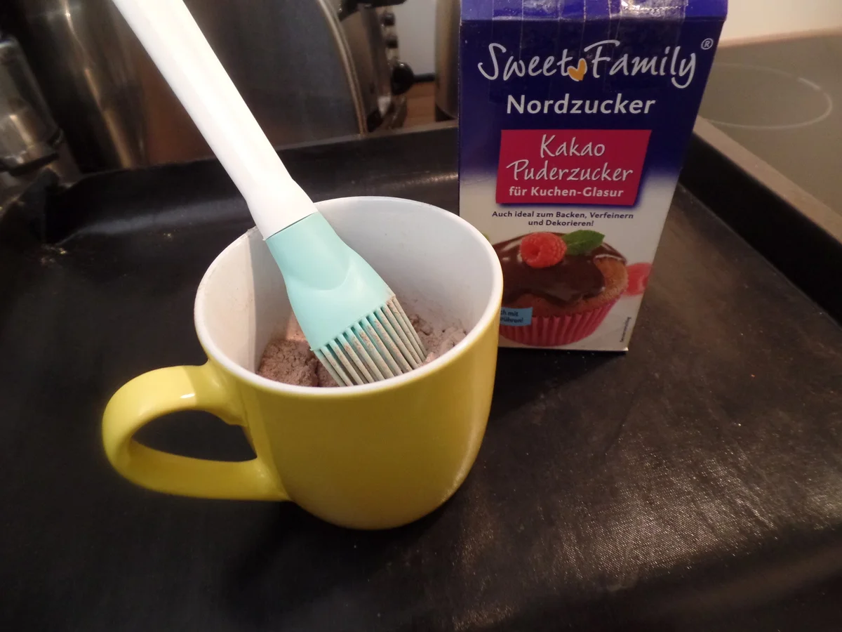 Bananen -Schokoladen-Muffins mit Kakao-Puderzucker-Glasur und Haselnüssen - Rezept - Bild Nr. 11274