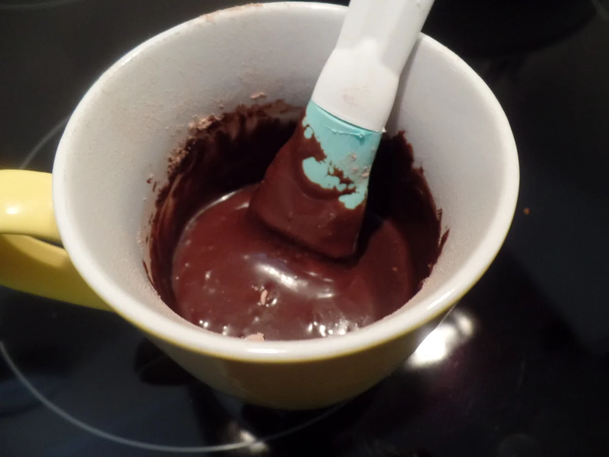 Bananen -Schokoladen-Muffins mit Kakao-Puderzucker-Glasur und Haselnüssen - Rezept - Bild Nr. 11275