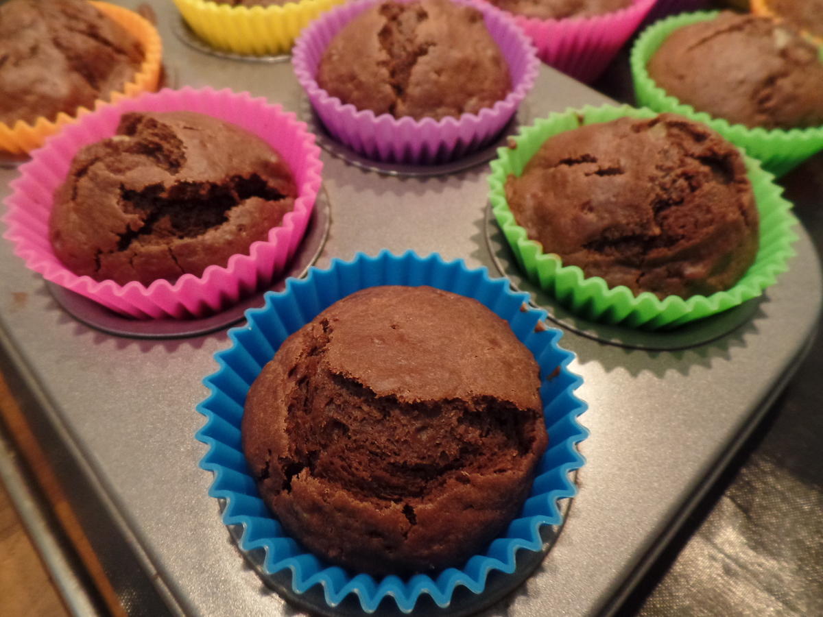 Bananen -Schokoladen-Muffins mit Kakao-Puderzucker-Glasur und Haselnüssen - Rezept - Bild Nr. 11276