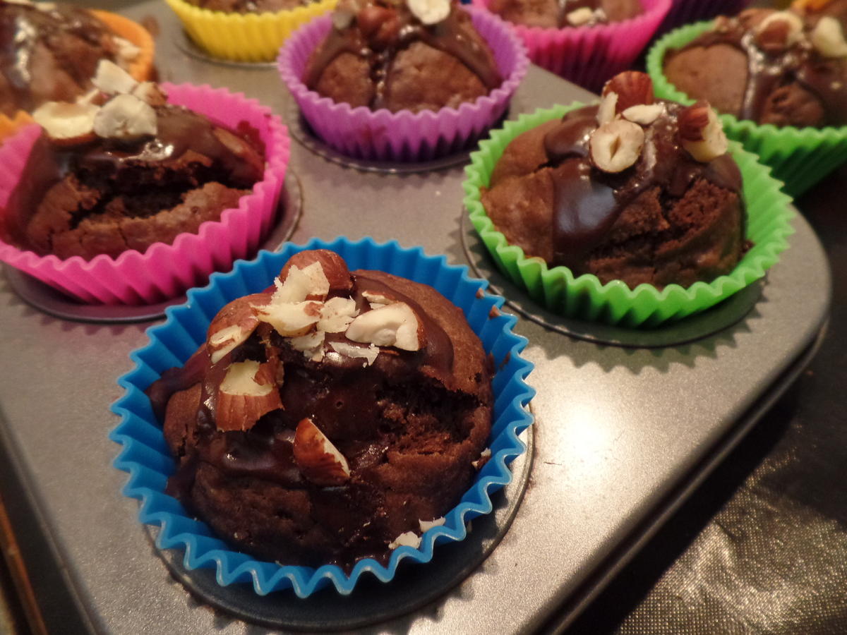 Bananen -Schokoladen-Muffins mit Kakao-Puderzucker-Glasur und Haselnüssen - Rezept - Bild Nr. 11277