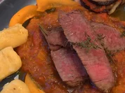 Heimisches Bio-Rind mit „Parmigiana di Melanzane“ und Tomaten-Aprikosen-Sugo - Rezept - Bild Nr. 2