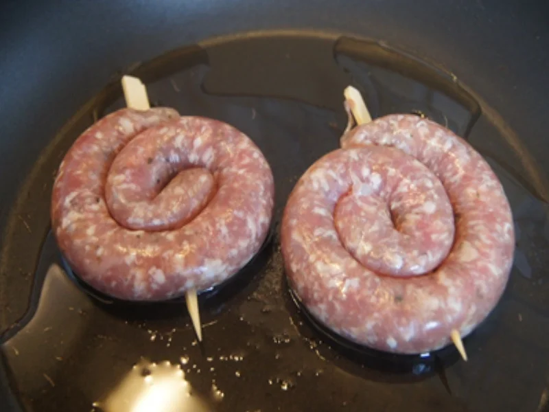 Fränkische Bratwurstschnecke mit Rahmkohlrabi und Drillingen - Rezept - Bild Nr. 6