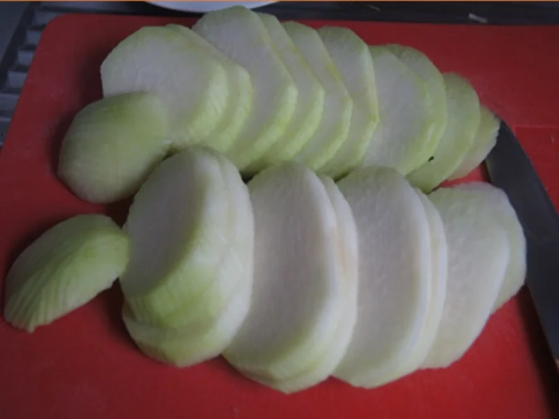 Fränkische Bratwurstschnecke mit Rahmkohlrabi und Drillingen - Rezept - Bild Nr. 8