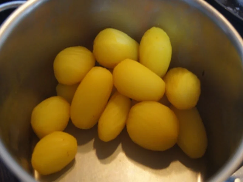 Fränkische Bratwurstschnecke mit Rahmkohlrabi und Drillingen - Rezept - Bild Nr. 16