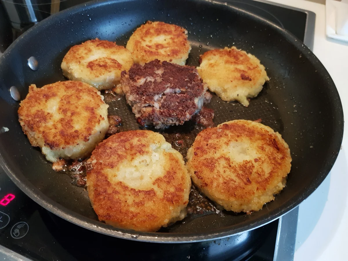 Kohlrabi gefüllt mir Parmesan-Kruste, Tomatensoße und Kartoffel-Kohlrabi-Taler - Rezept - Bild Nr. 11307