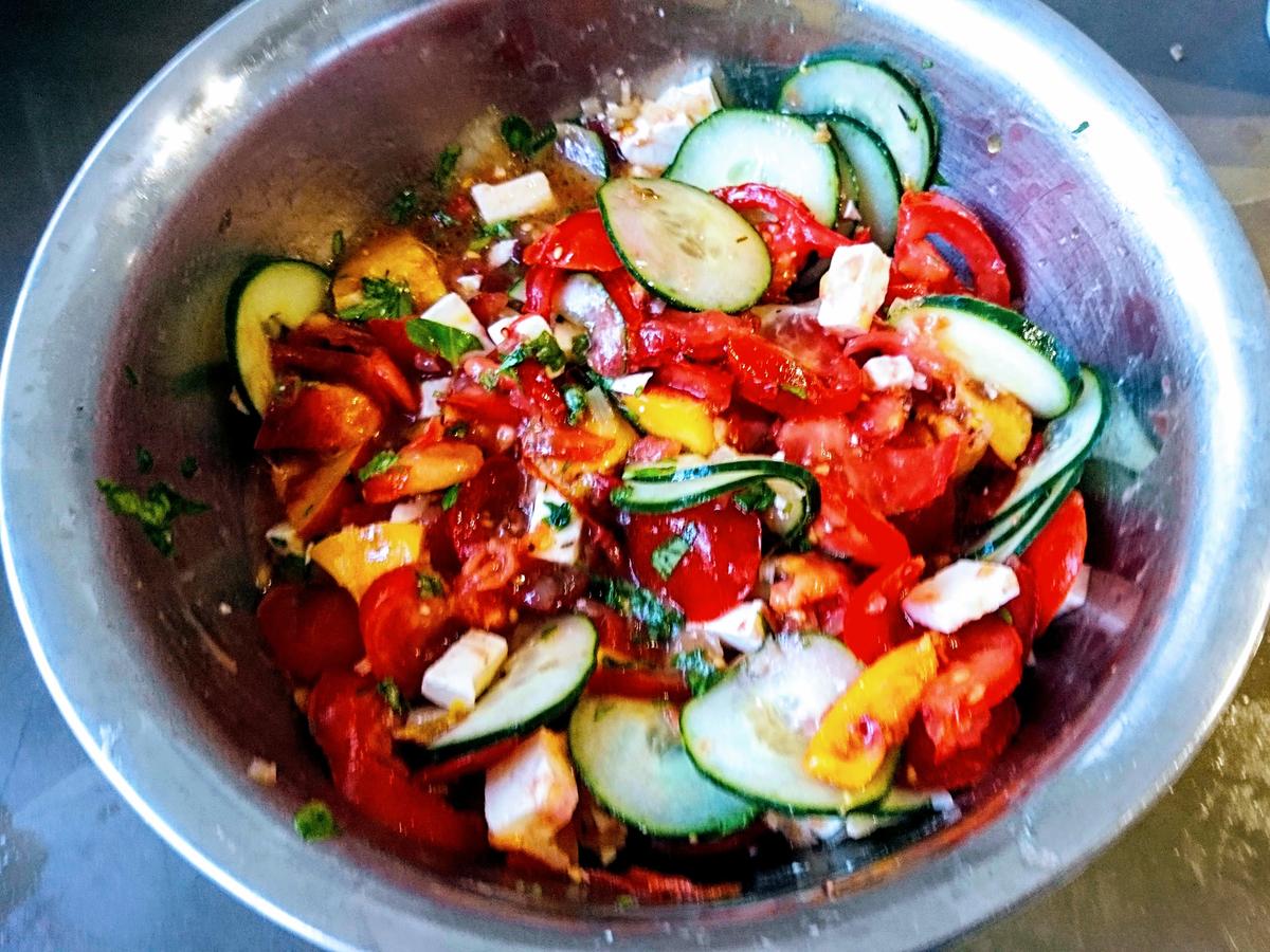 Panzanella Toskanischer Tomaten-Brotsalat - Rezept mit Bild - kochbar.de