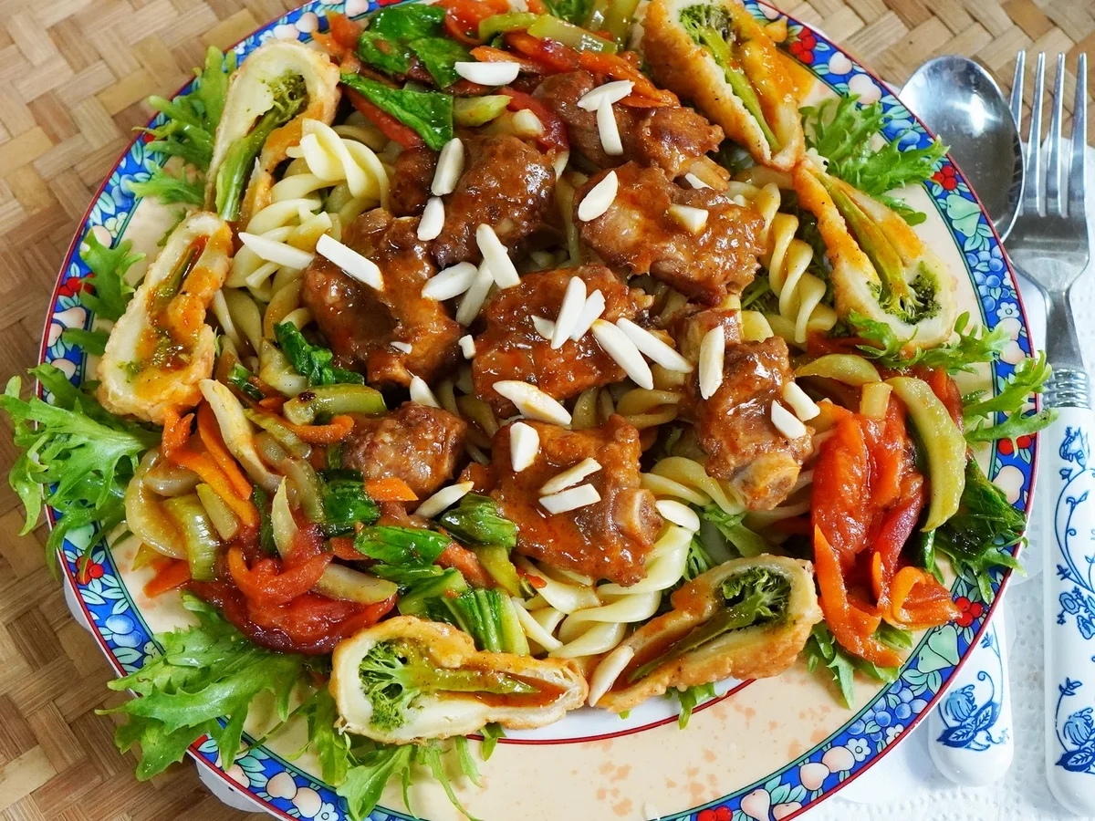 Bunte Fusilli mit Schweinefleisch und frittierten Brokkoli - Rezept - Bild Nr. 2
