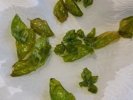 Gelbes Tomatensüppchen mit frittiertem Basilikum - Rezept - Bild Nr. 23