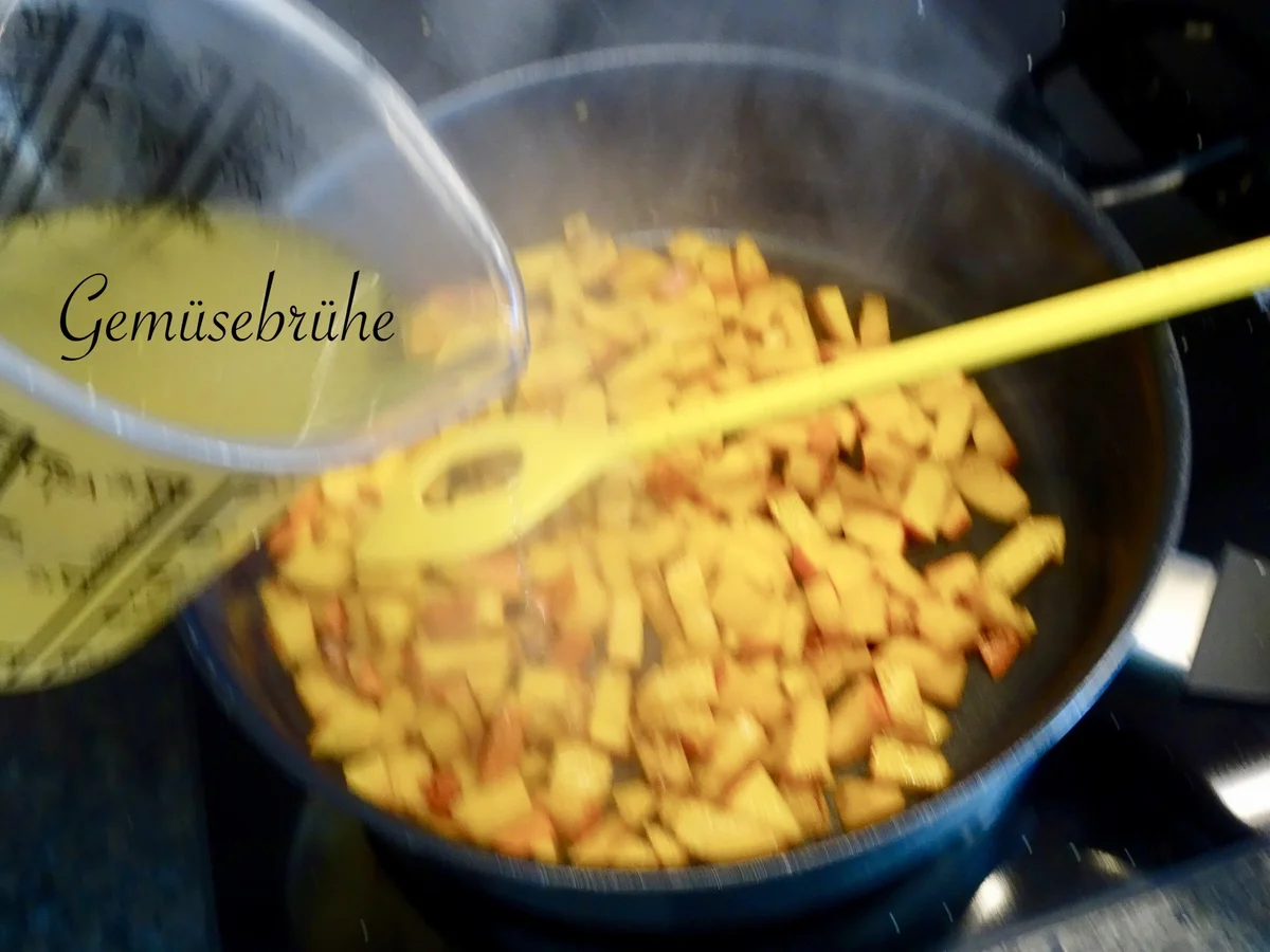 Rezept: Pappardelle in cremiger Kürbissauce mit zartem Käsetouch Bild Nr. 6 Pappardelle in cremiger Kürbissauce mit zartem Käsetouch - Rezept - Bild Nr. 6