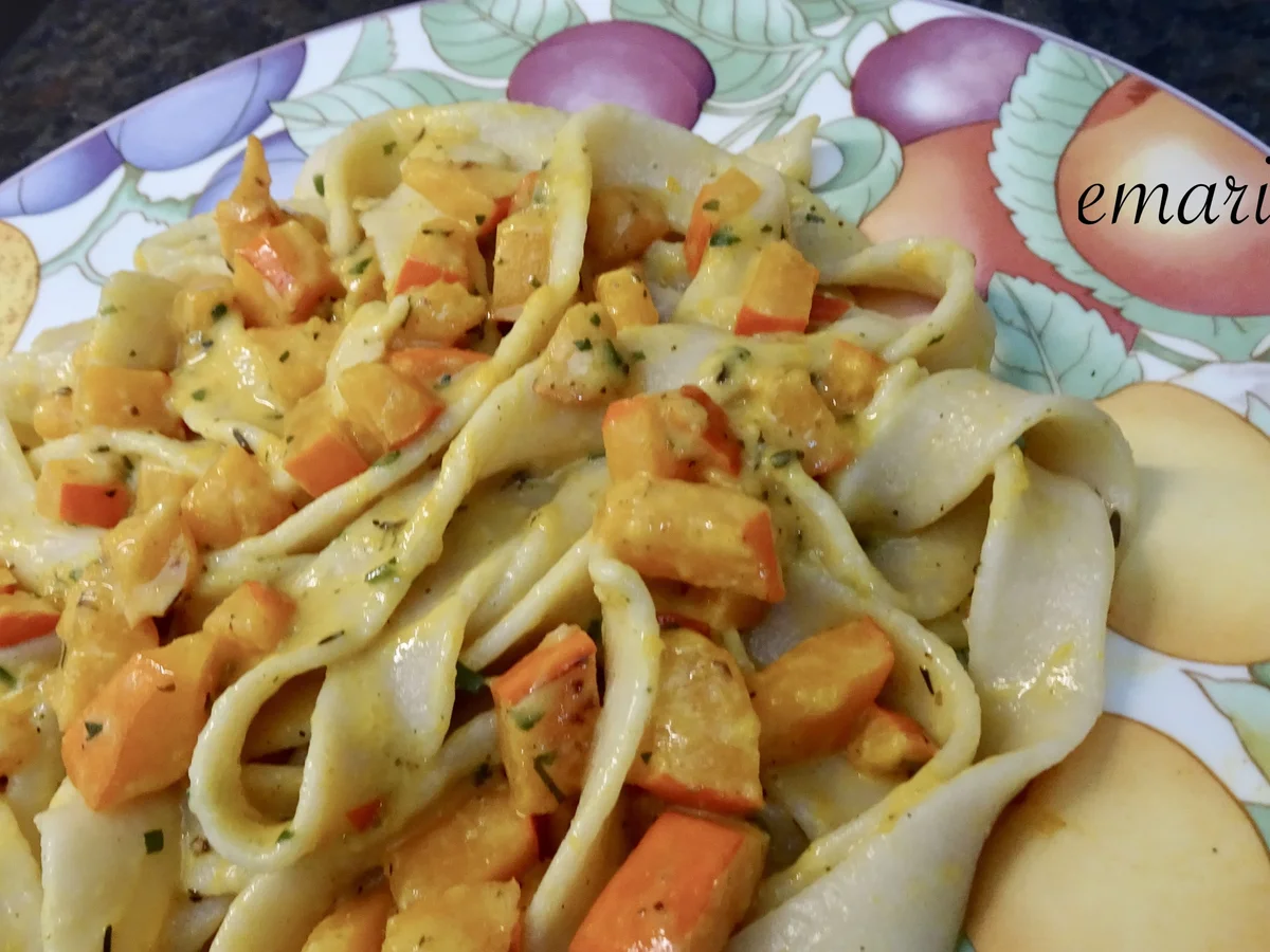 Rezept: Pappardelle in cremiger Kürbissauce mit zartem Käsetouch Bild Nr. 12 Pappardelle in cremiger Kürbissauce mit zartem Käsetouch - Rezept - Bild Nr. 12