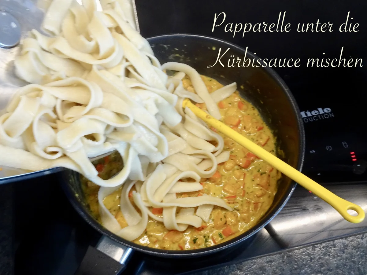 Rezept: Pappardelle in cremiger Kürbissauce mit zartem Käsetouch Bild Nr. 13 Pappardelle in cremiger Kürbissauce mit zartem Käsetouch - Rezept - Bild Nr. 13