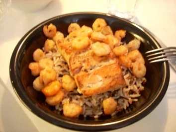 Rezept: Wildreis mit Wildlachs und Garnelen Wildreis mit Wildlachs und Garnelen - Rezept