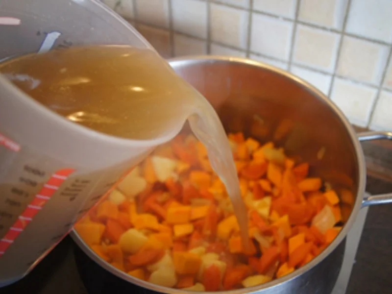 Kürbis-Möhren-Cremesuppe mit herzhafter Einlage - Rezept - Bild Nr. 9