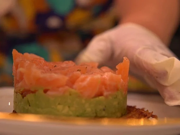 Türmchen vom Lachs auf Avocadobeet und Rösti - Rezept - Bild Nr. 2