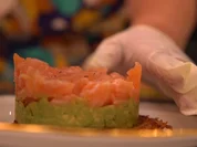 Türmchen vom Lachs auf Avocadobeet und Rösti - Rezept - Bild Nr. 2