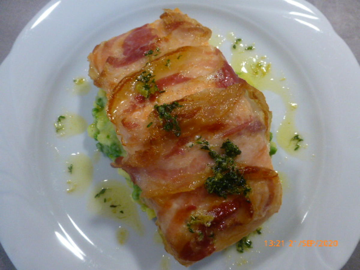 Lachsschnitte mit Pancetta und Kartoffel-Erbsen-Stampf - Rezept - Bild Nr. 2