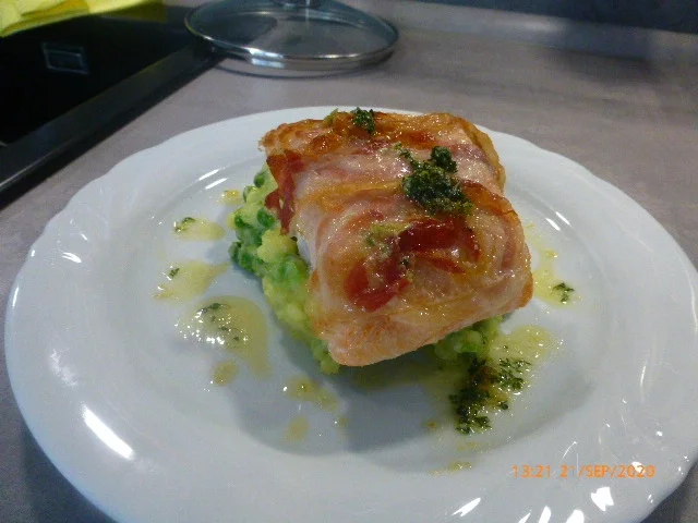 Lachsschnitte mit Pancetta und Kartoffel-Erbsen-Stampf - Rezept - Bild Nr. 7