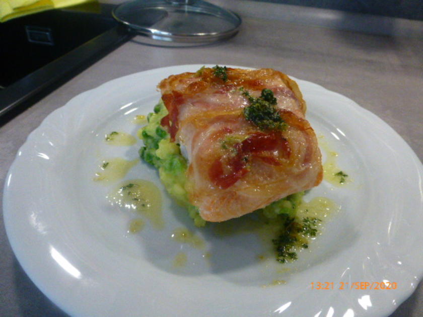 Lachsschnitte mit Pancetta und Kartoffel Erbsen Stampf - einfach - von ...