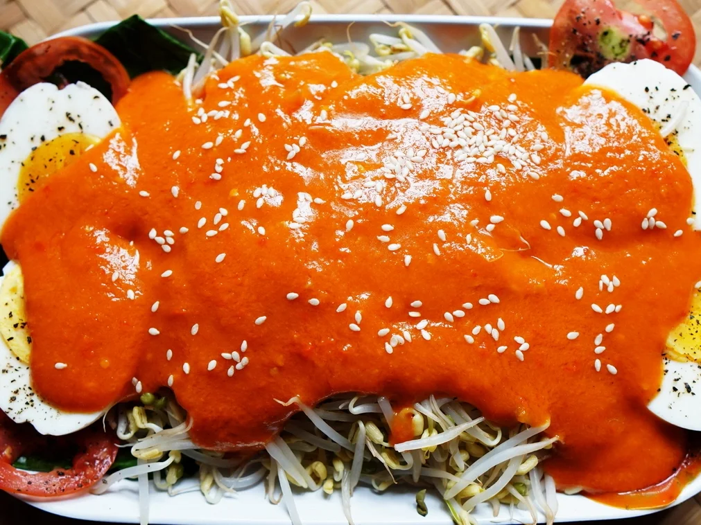 Hartgekochte Eier mit Mungokeimlingen und würzigem Sambal -- Telur Balado - Rezept - Bild Nr. 11378